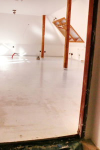 anhydritové podlahy nebo betonové podlahy-dům po rekonstrukci